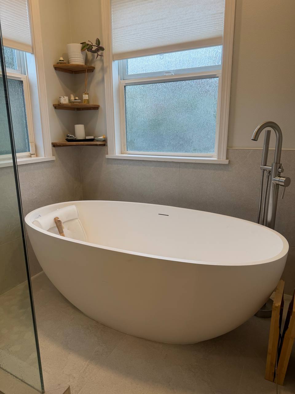 Freestanding soaking tub with corner shelves